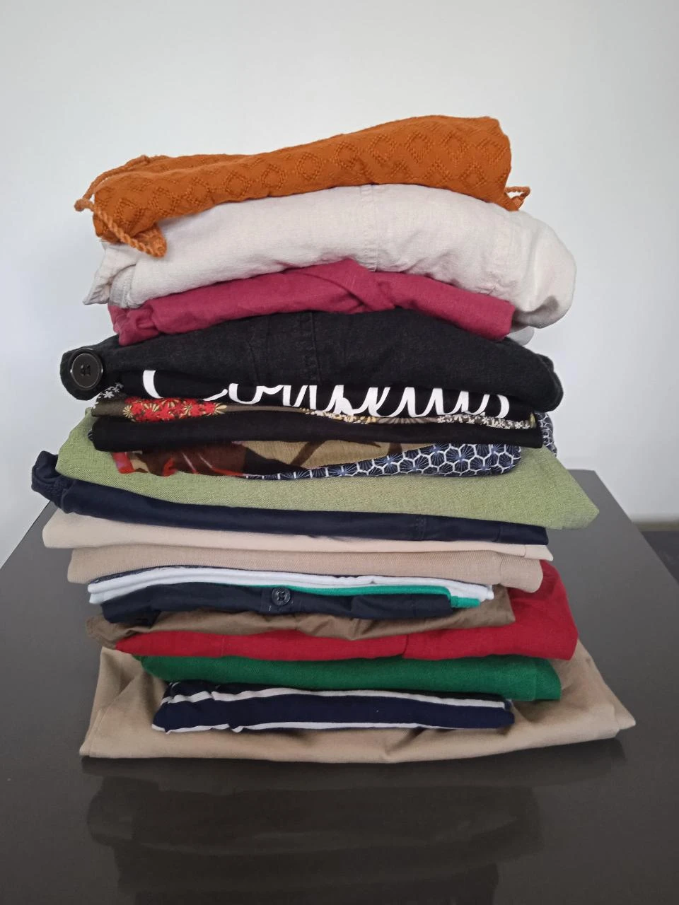Gros lot de vêtements, jupe, pantalon, veste, tee shirts, robe taille 42/44